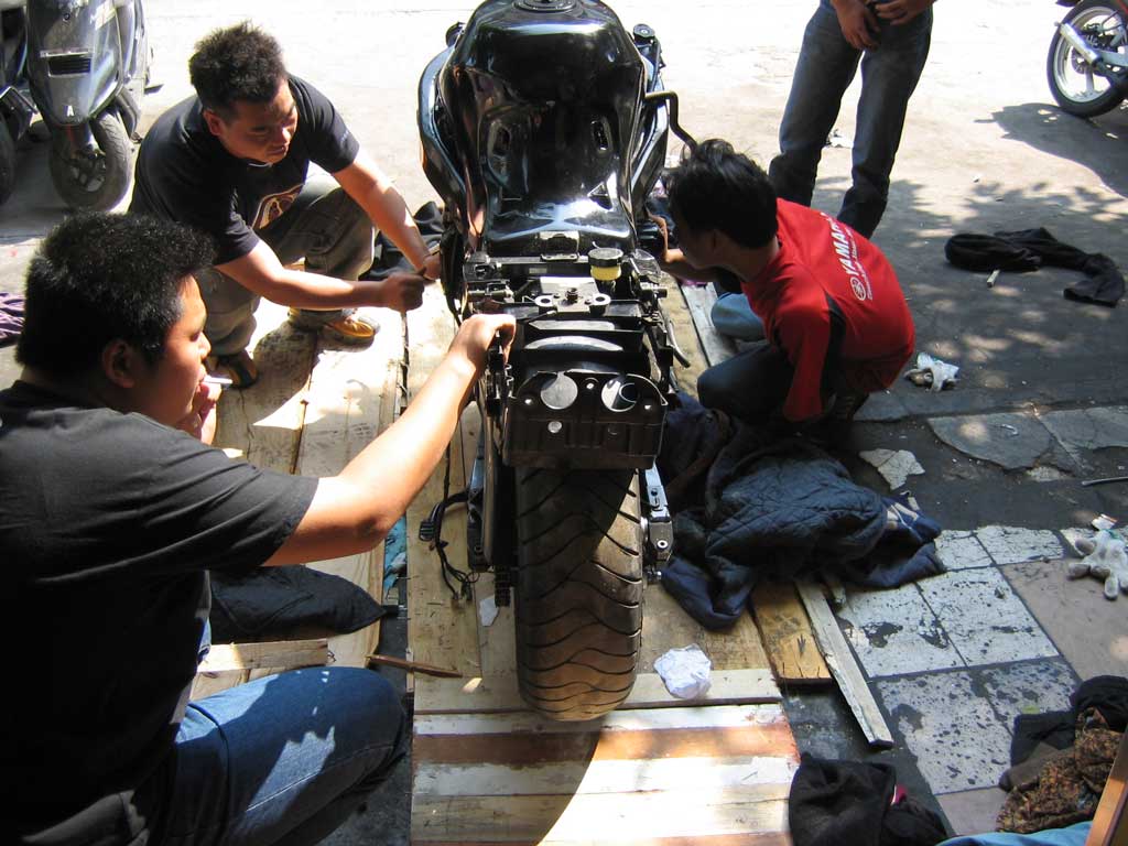 开平CM车友今天收到碣石运过来的99 ZZR1100