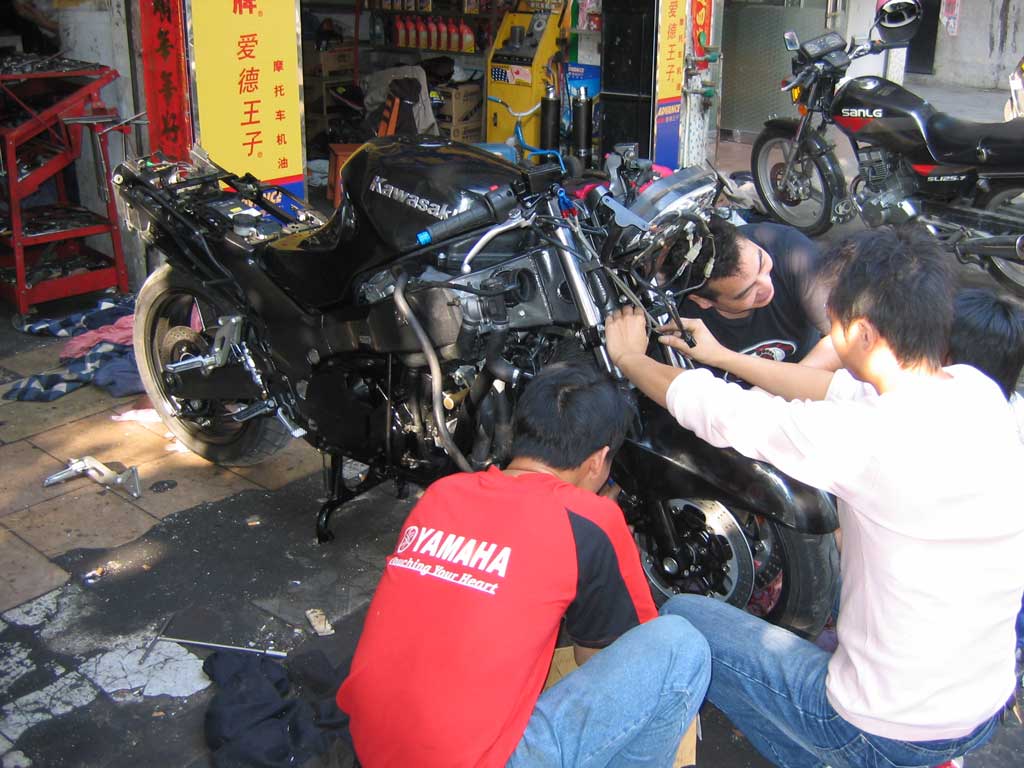 开平CM车友今天收到碣石运过来的99 ZZR1100