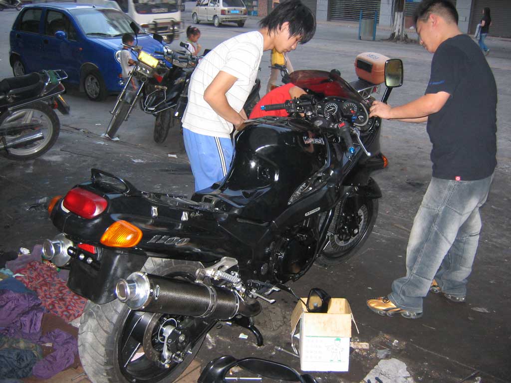 开平CM车友今天收到碣石运过来的99 ZZR1100