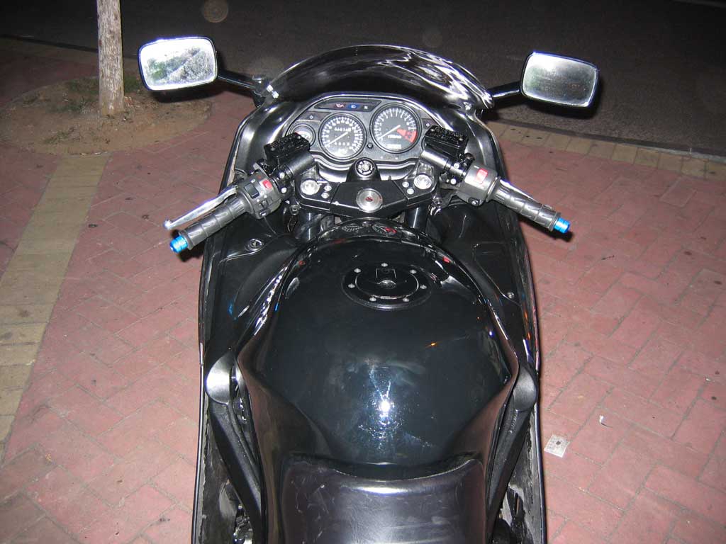 开平CM车友今天收到碣石运过来的99 ZZR1100