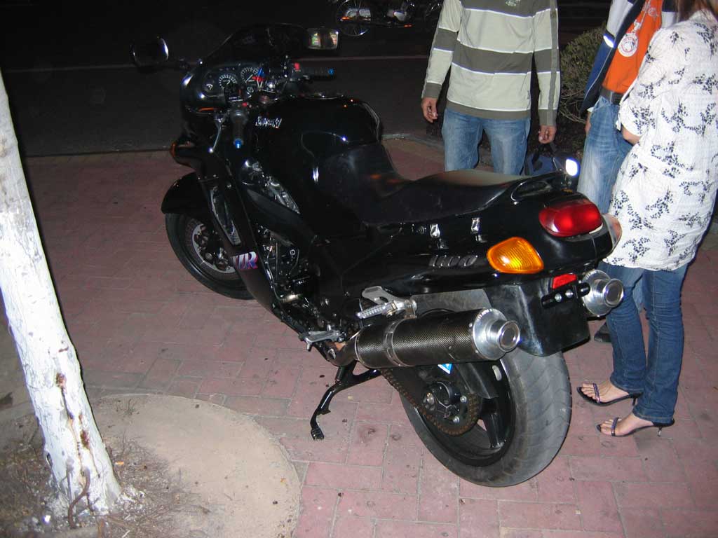 开平CM车友今天收到碣石运过来的99 ZZR1100