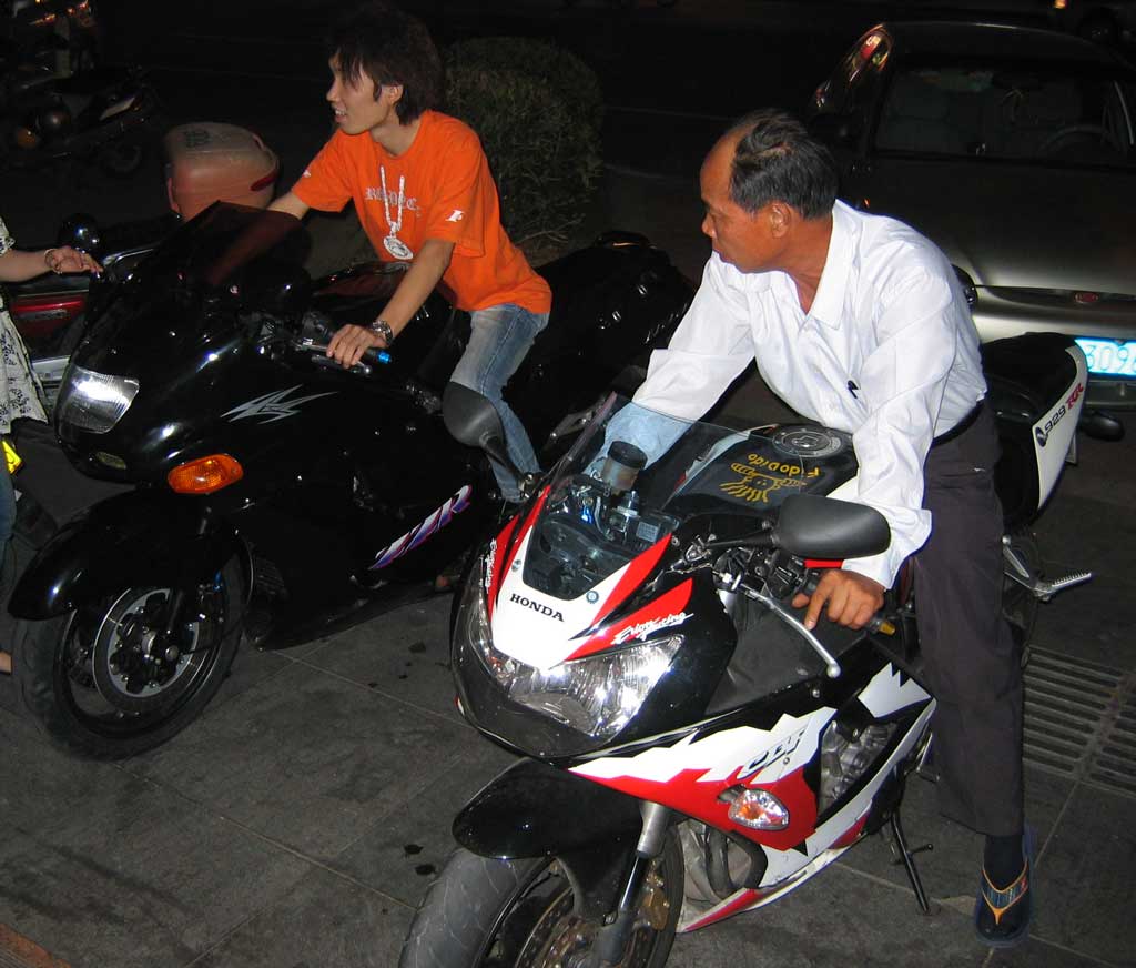 开平CM车友今天收到碣石运过来的99 ZZR1100
