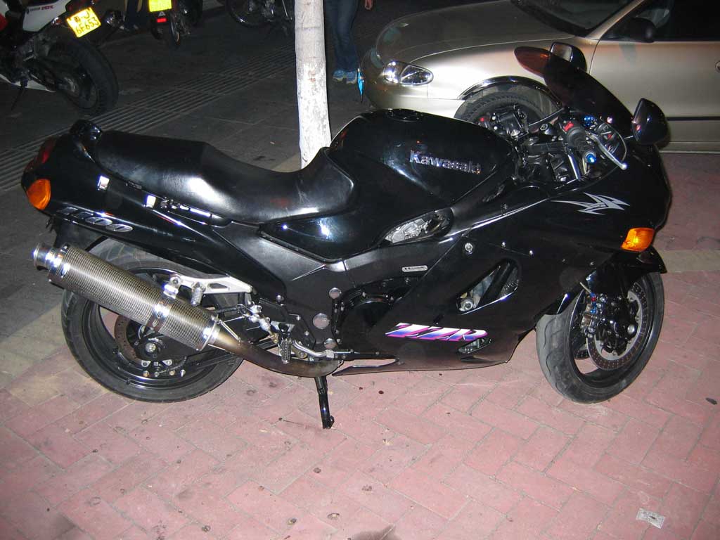 开平CM车友今天收到碣石运过来的99 ZZR1100