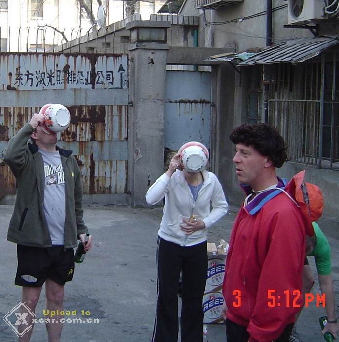 看看中国农民拿什么给外国人喝酒