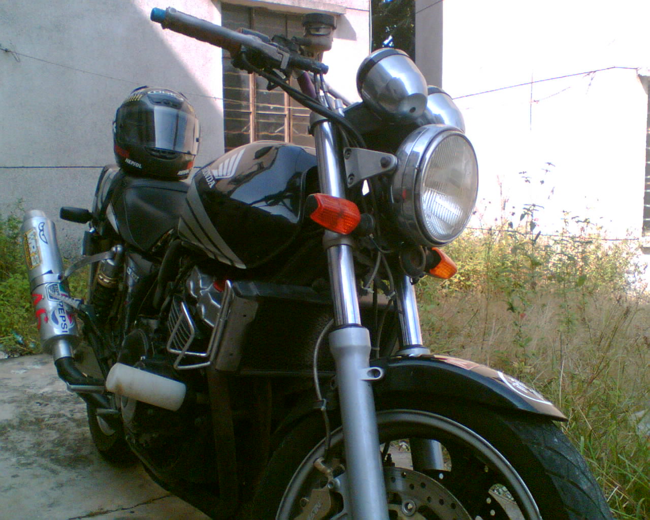 广东湛江14500元出售本田96CB400带头盔