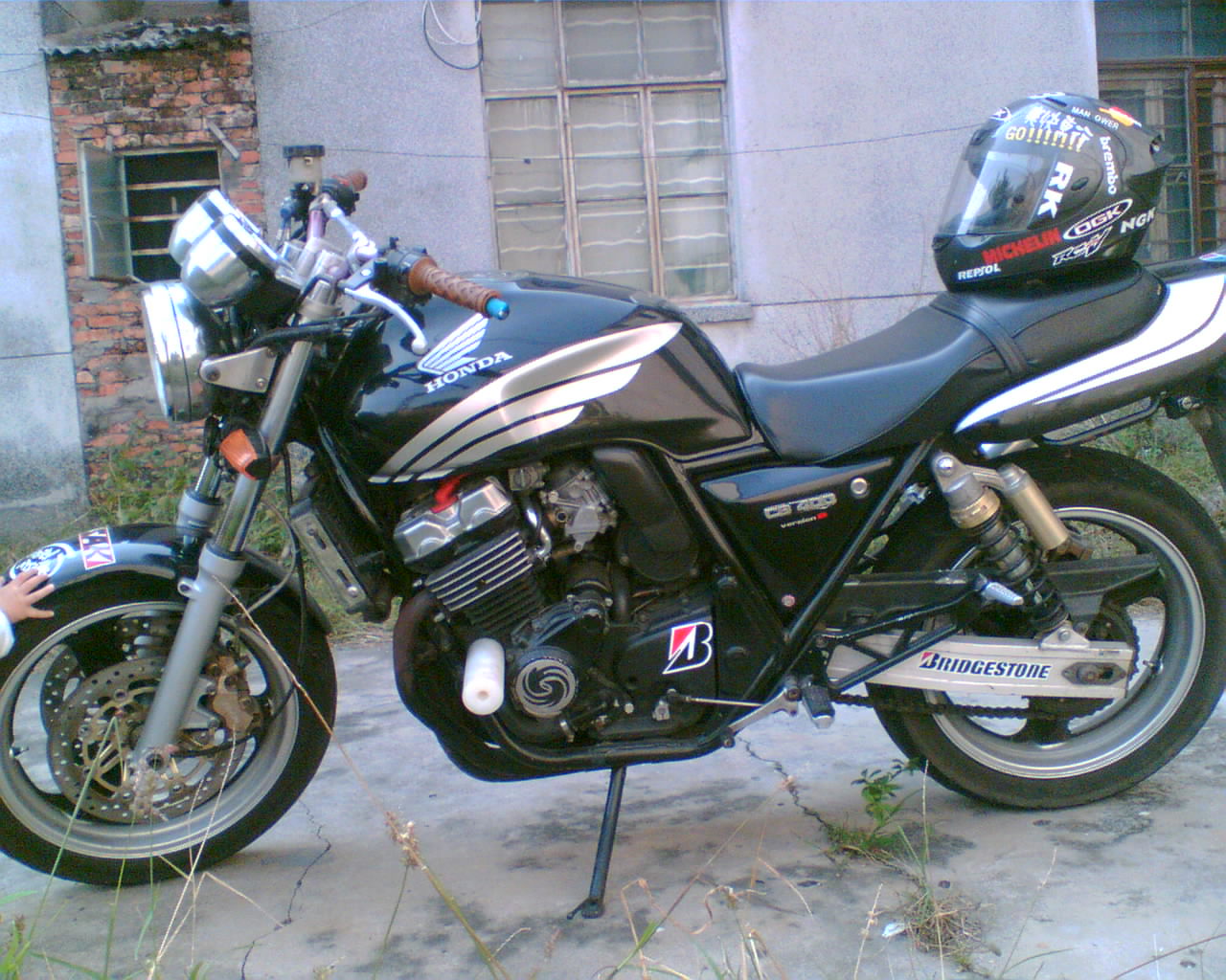 广东湛江14500元出售本田96CB400带头盔
