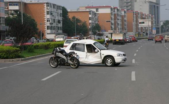 摩托撞毁国产轿车——天津车祸现场