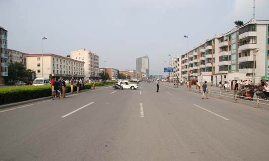 摩托撞毁国产轿车——天津车祸现场