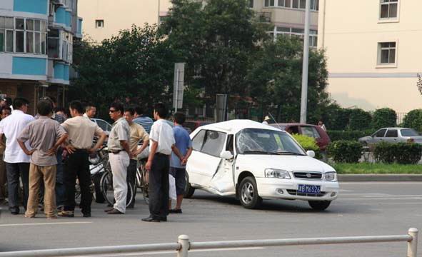 摩托撞毁国产轿车——天津车祸现场