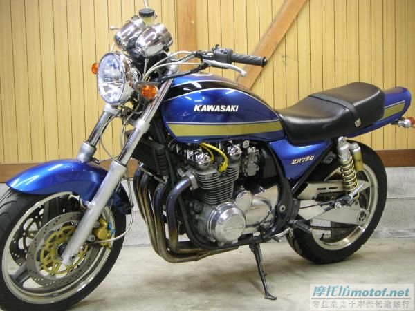 沉实稳重 ZEPHYR750RS