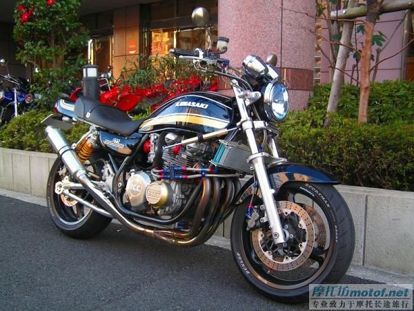 沉实稳重 ZEPHYR750RS