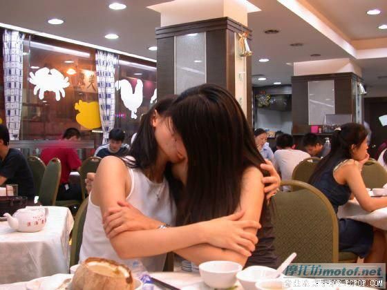 如此大胆的女人,大厅广众之下……