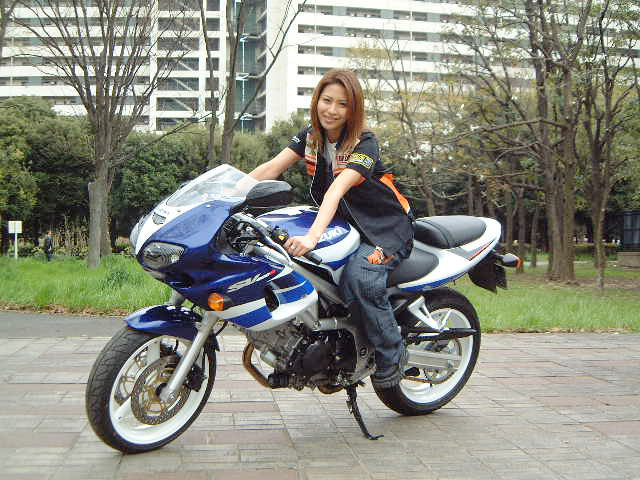 靓丽摩托女车手