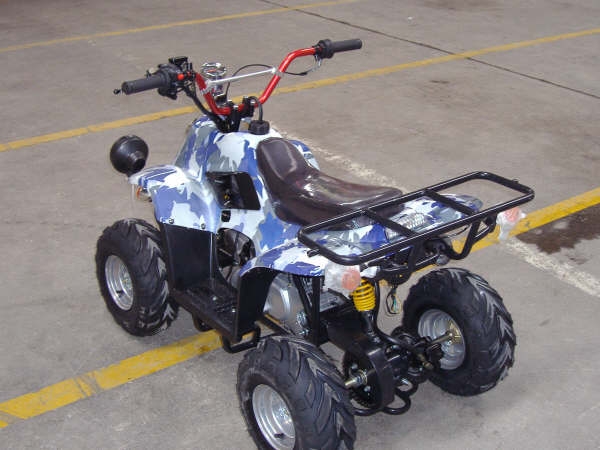 迷彩小型 ATV