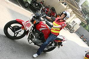 原来香港考摩托车牌都用YBR125
