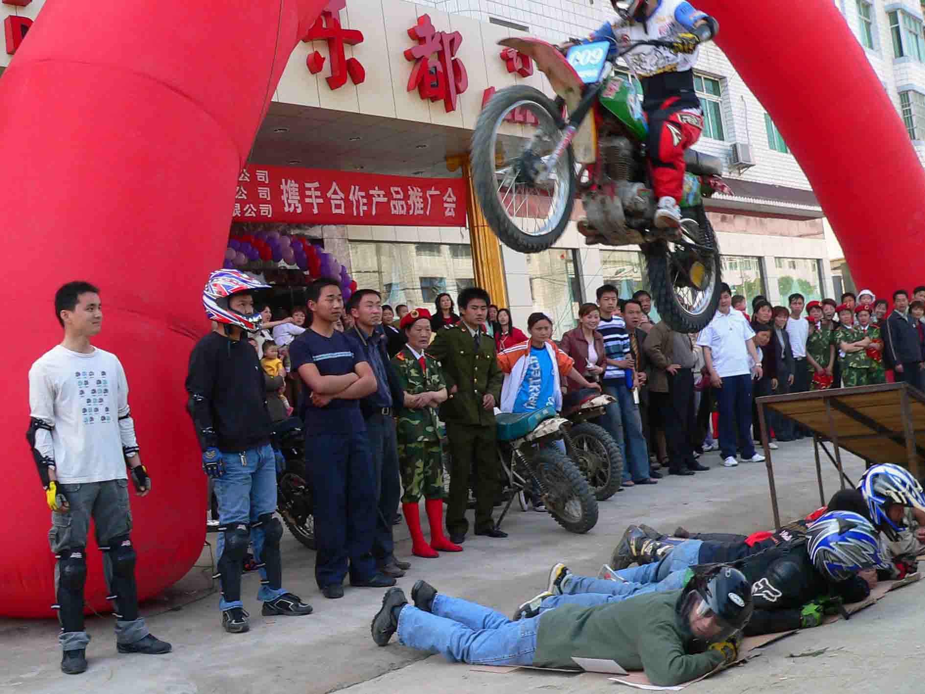 酒店开业,俱乐部邀请表演,热闹非凡!!!!