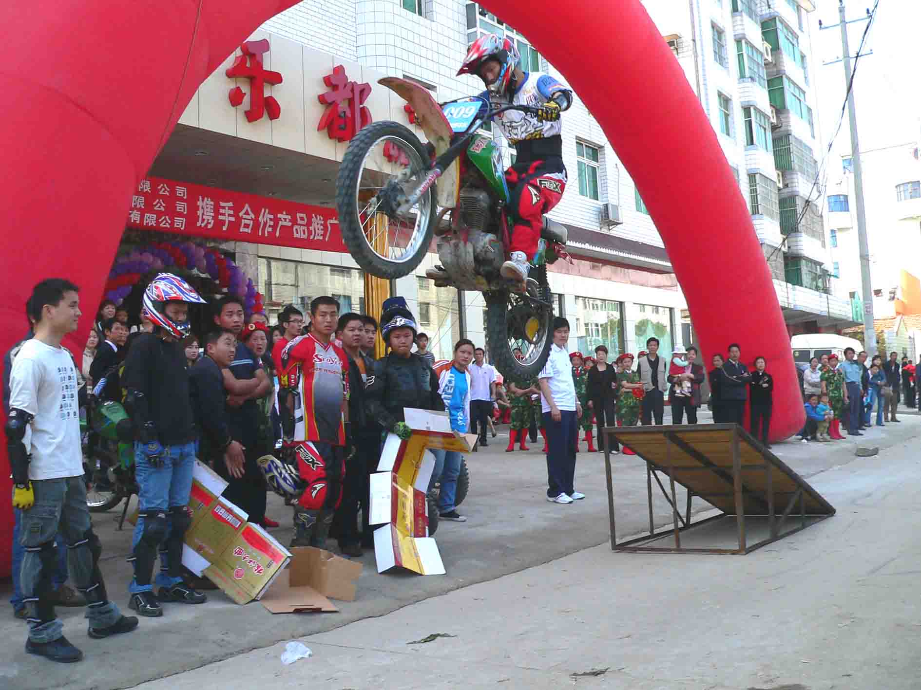 酒店开业,俱乐部邀请表演,热闹非凡!!!!