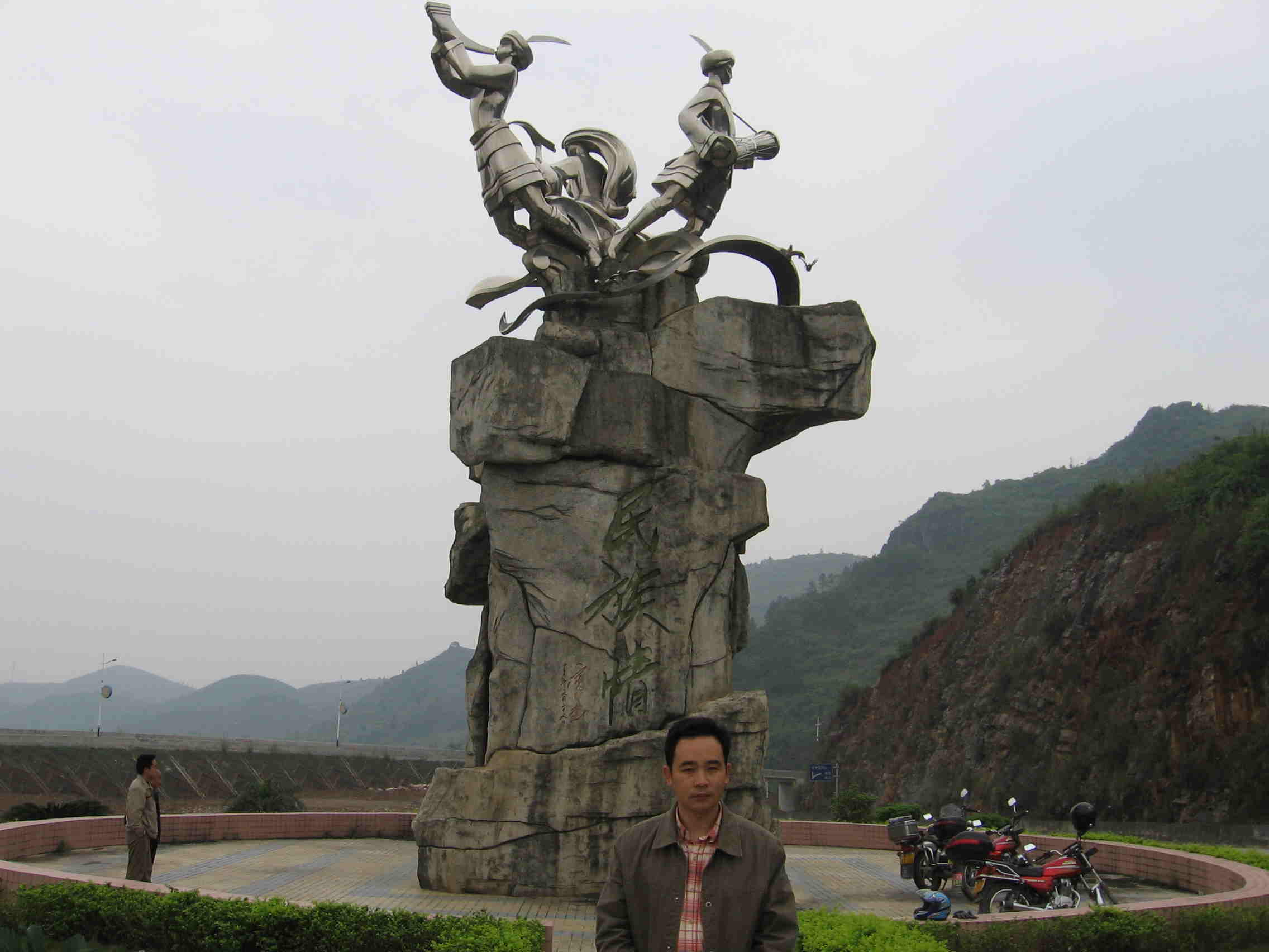 两县摩托车友聚会出游