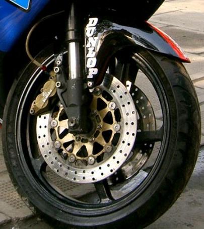 BREMBO 對向四活塞卡鉗