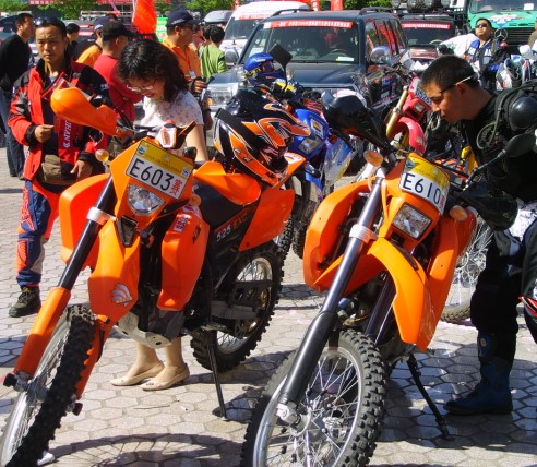 2006环塔摩托车汽车越野挑战赛开始了