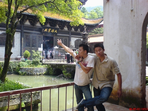 兄弟们`我从山上做野人回来啦``