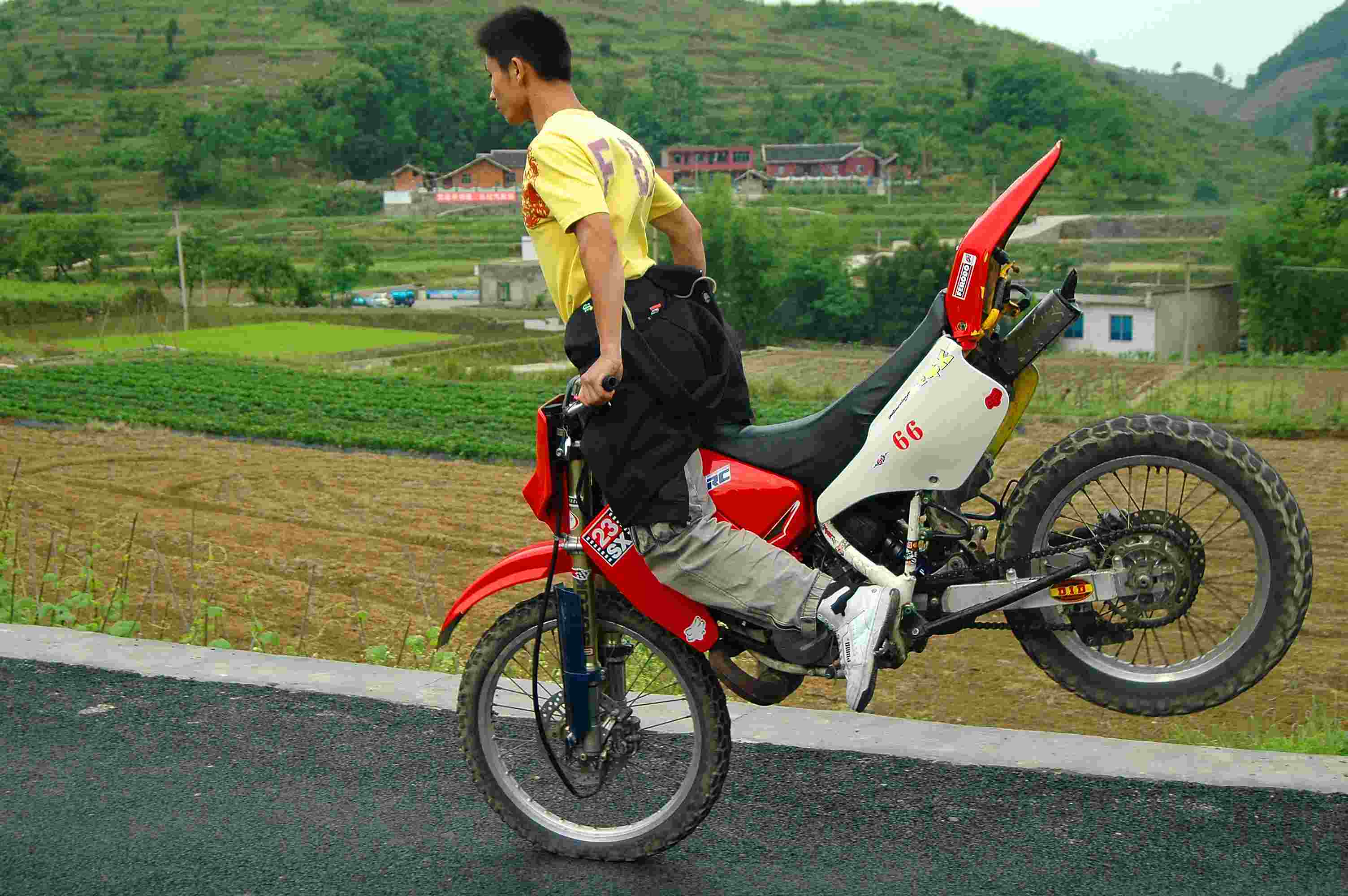 重新发TSR200越野车的图片`