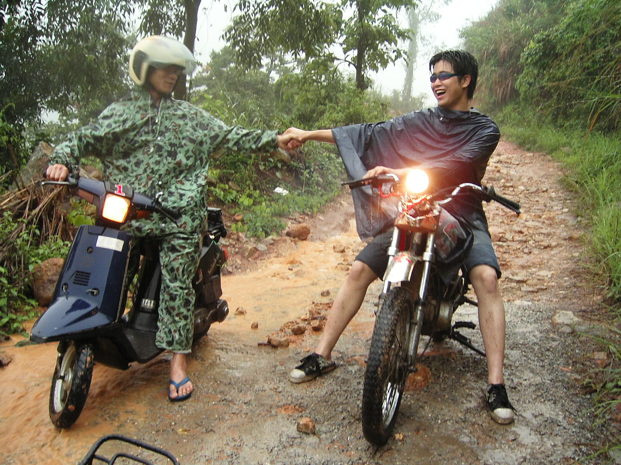 今天实在无聊！和同学开DIO雨中穿越象头山！