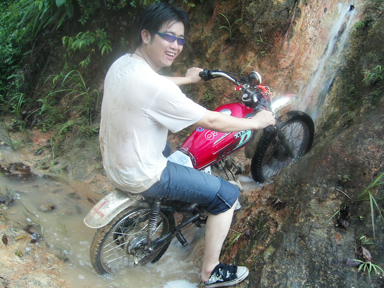 今天实在无聊！和同学开DIO雨中穿越象头山！