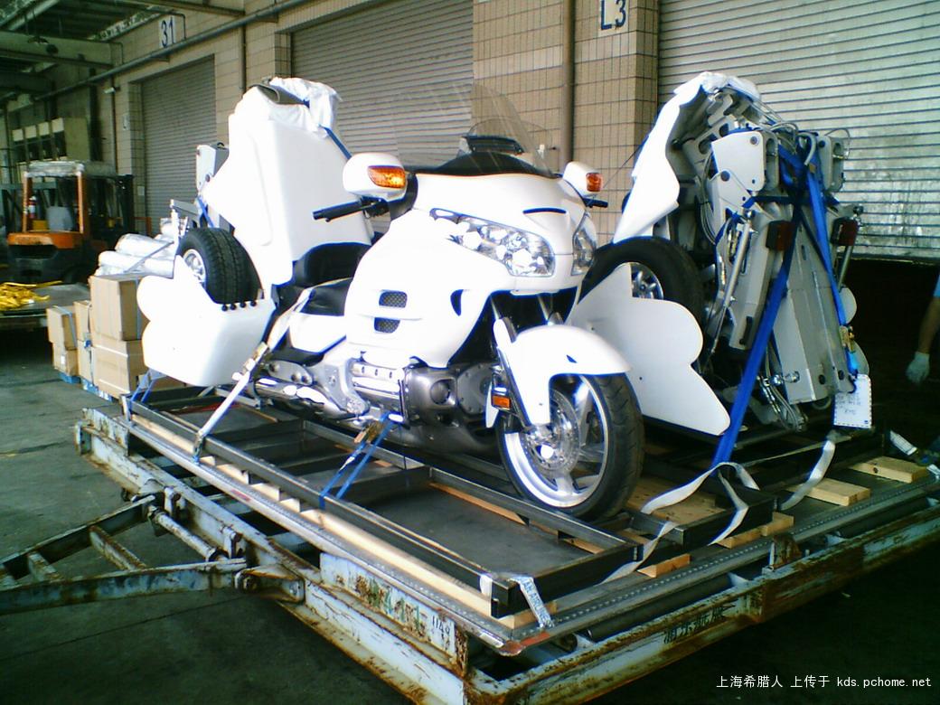 [转帖]上海:超强马力警用摩托 能拖2.5吨抛锚车