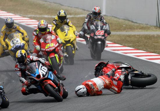 [分享]06MotoGP加泰罗尼亚站 吉伯诺导演连环大撞车,罗西渔翁得利(已上种子)
