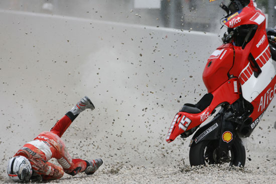 [分享]06MotoGP加泰罗尼亚站 吉伯诺导演连环大撞车,罗西渔翁得利(已上种子)