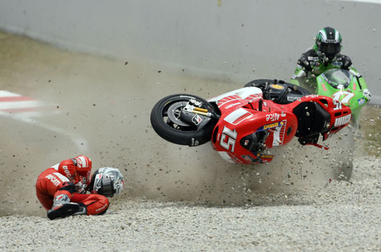 [分享]06MotoGP加泰罗尼亚站 吉伯诺导演连环大撞车,罗西渔翁得利(已上种子)