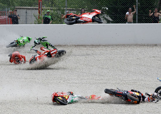 [分享]06MotoGP加泰罗尼亚站 吉伯诺导演连环大撞车,罗西渔翁得利(已上种子)