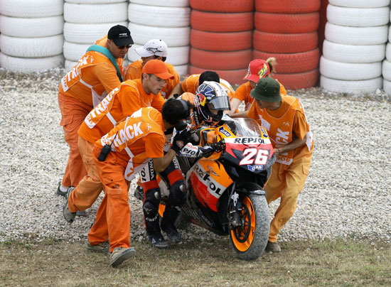 [分享]06MotoGP加泰罗尼亚站 吉伯诺导演连环大撞车,罗西渔翁得利(已上种子)