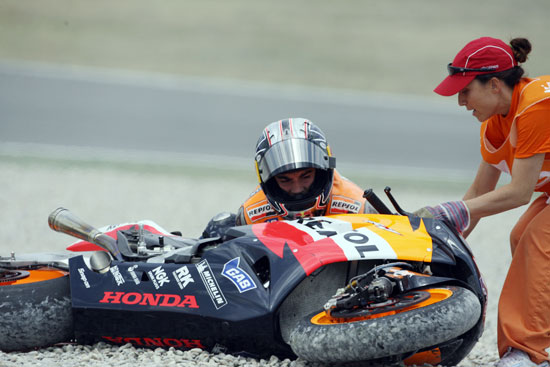 [分享]06MotoGP加泰罗尼亚站 吉伯诺导演连环大撞车,罗西渔翁得利(已上种子)