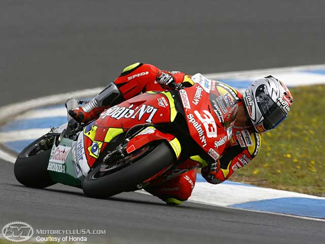 [转帖]MotoGP发生严重事故 罗西夺冠梅兰德里一度昏迷