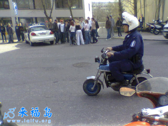老汉和警察的新车