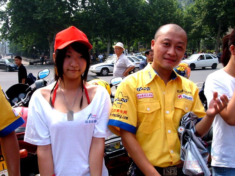 [转帖]看看别人游行怎么可以每人配一位MM陪游啊,我们什么时候也搞一次