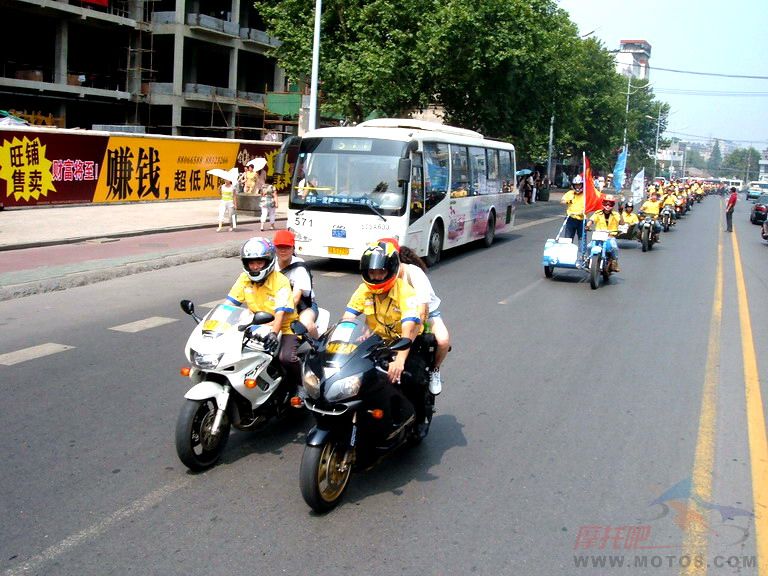 [转帖]看看别人游行怎么可以每人配一位MM陪游啊,我们什么时候也搞一次