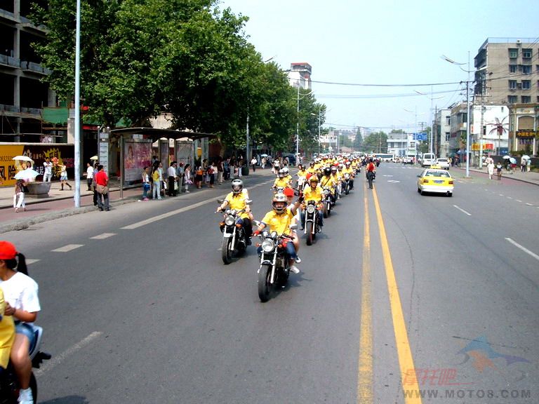 [转帖]看看别人游行怎么可以每人配一位MM陪游啊,我们什么时候也搞一次