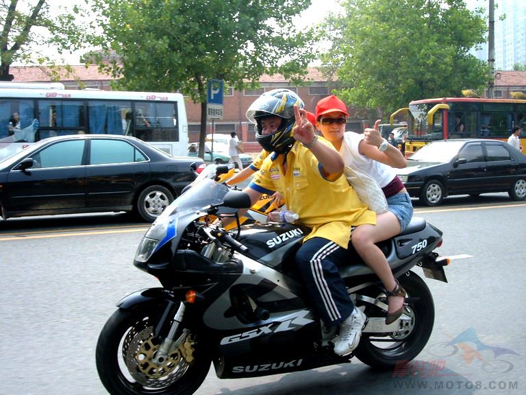 [转帖]看看别人游行怎么可以每人配一位MM陪游啊,我们什么时候也搞一次
