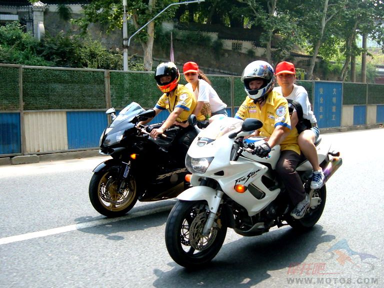 [转帖]看看别人游行怎么可以每人配一位MM陪游啊,我们什么时候也搞一次