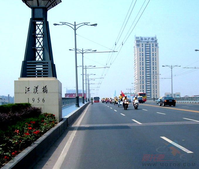 [转帖]看看别人游行怎么可以每人配一位MM陪游啊,我们什么时候也搞一次