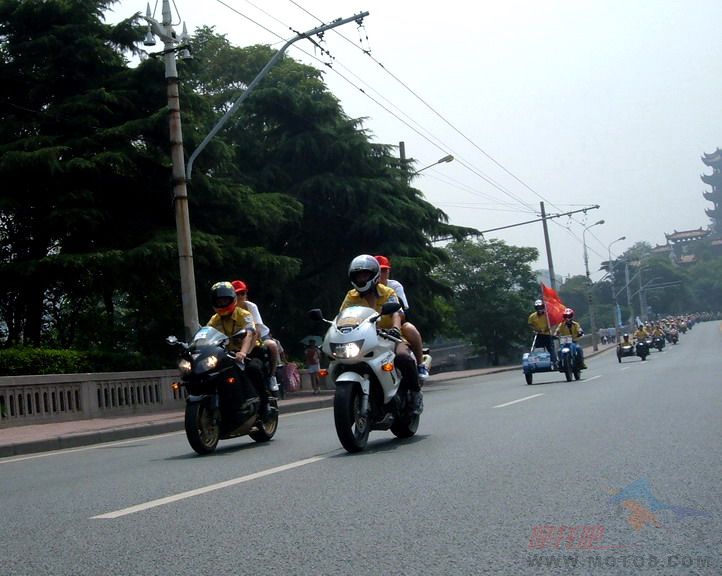 [转帖]看看别人游行怎么可以每人配一位MM陪游啊,我们什么时候也搞一次