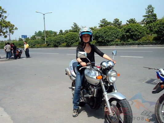 [转帖]看看别人游行怎么可以每人配一位MM陪游啊,我们什么时候也搞一次