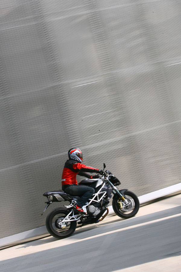 2缸潮流 之: (比摩塔)06  Bimota DB6 Delirio