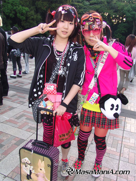 想知道日本女生怎么穿衣服吗？～～(狂晕)