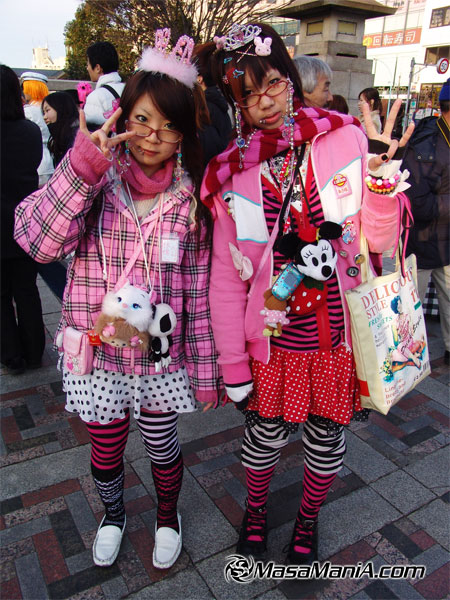 想知道日本女生怎么穿衣服吗？～～(狂晕)