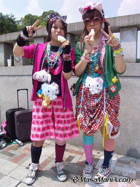 想知道日本女生怎么穿衣服吗？～～(狂晕)