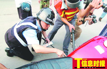 广州出动万人封街捉黑摩 警察全副武装上阵(图)